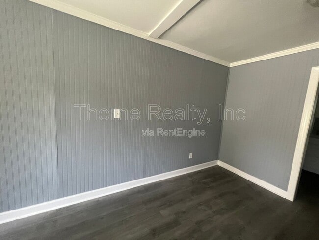 Building Photo - 305 E Battle Ave