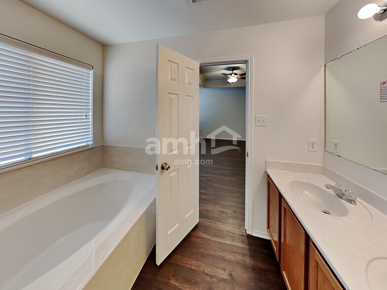 Building Photo - 8027 Silver Grove
