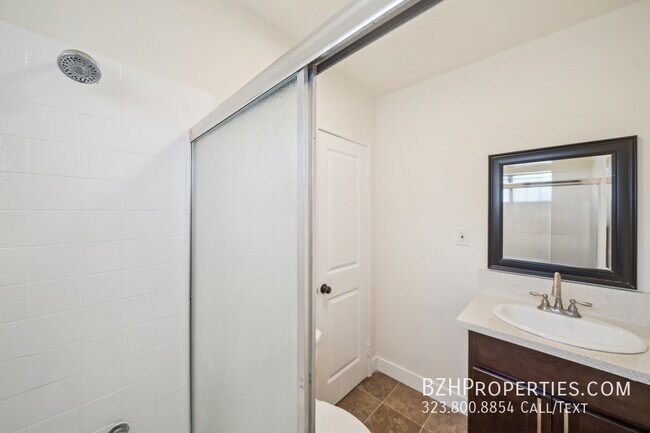 Building Photo - 5384 Romaine St
