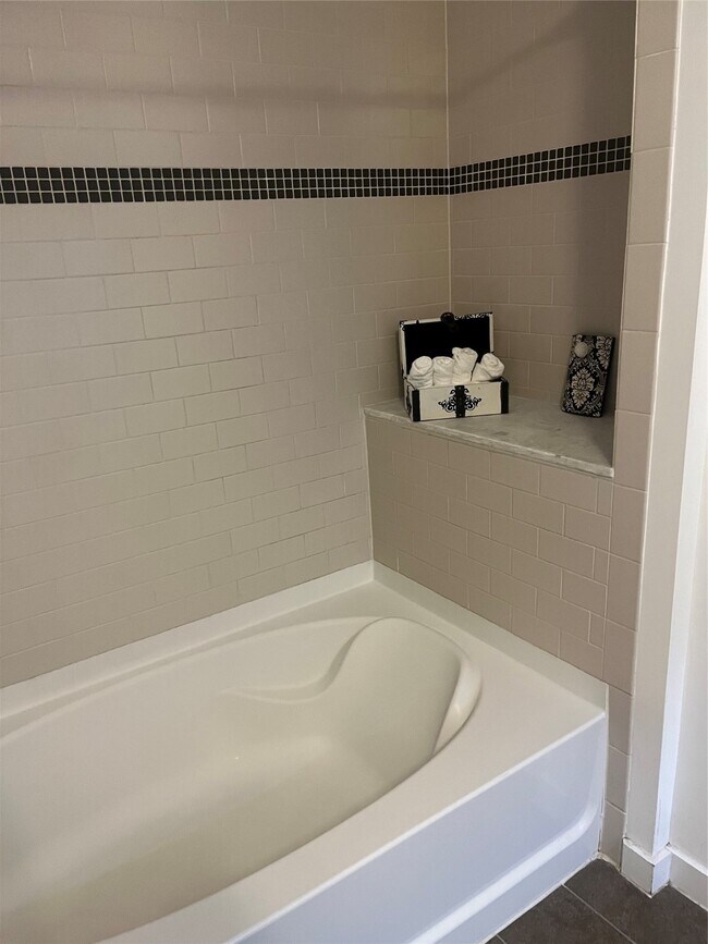 Building Photo - 5925 Almeda Rd