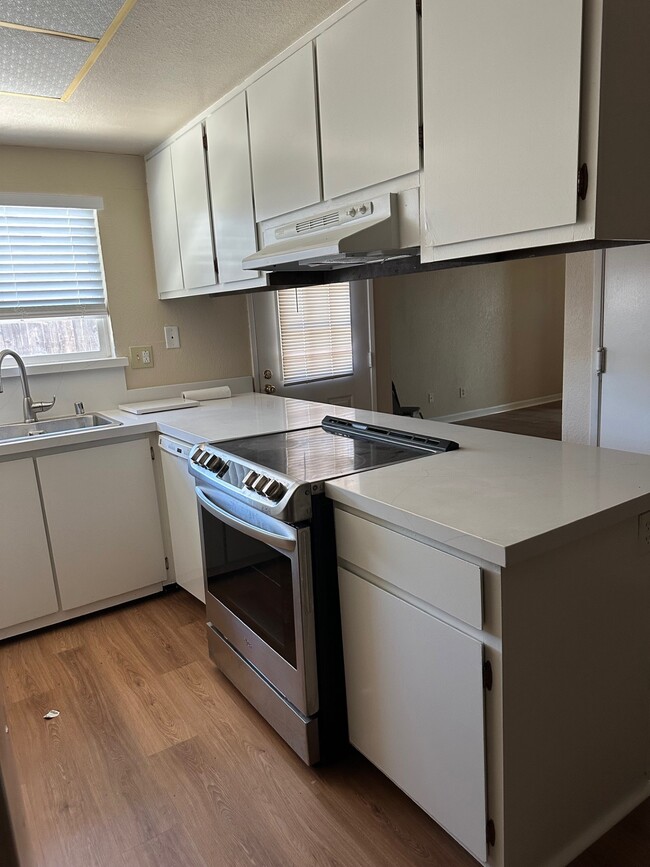 Building Photo - 425 Cameron Way