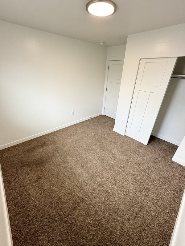 Building Photo - 676 E 550 S