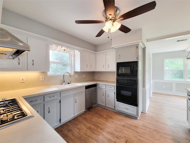 Building Photo - 13406 Glen Erica Dr