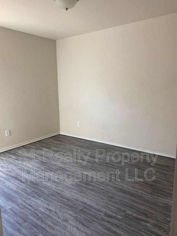 Building Photo - 1028 E 90th St