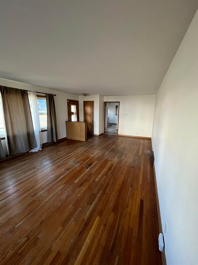 Building Photo - 6001 Queens Way