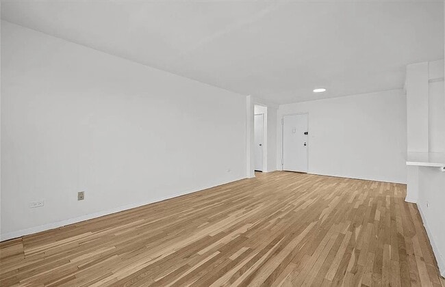 Building Photo - 5425 Valles Ave