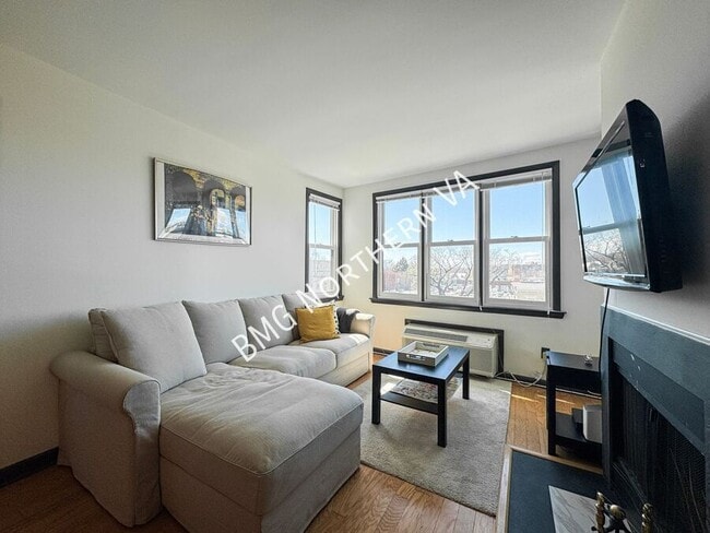 Building Photo - 3217 Wisconsin Ave NW