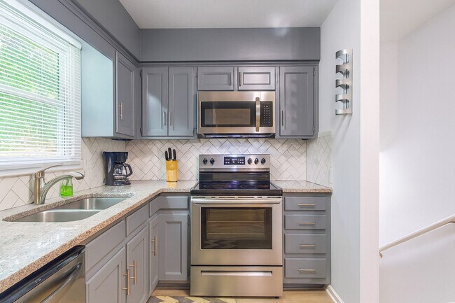 Building Photo - 8800 Nightingale Ln