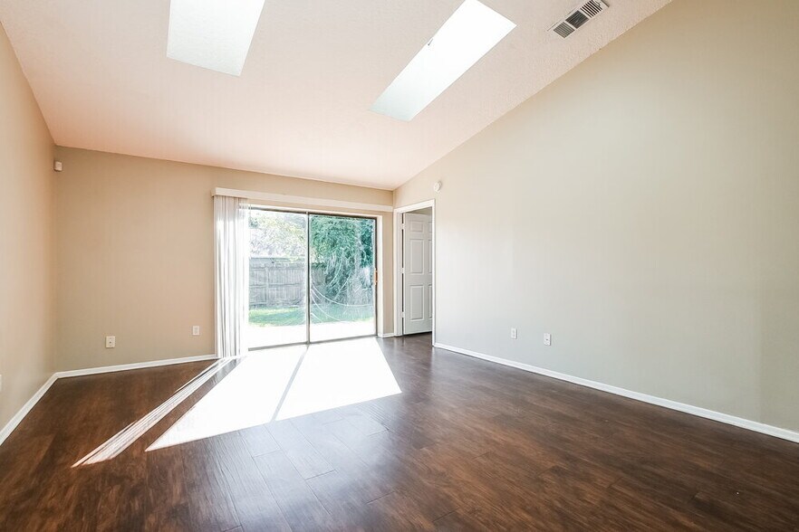 Building Photo - 1142 Covington St