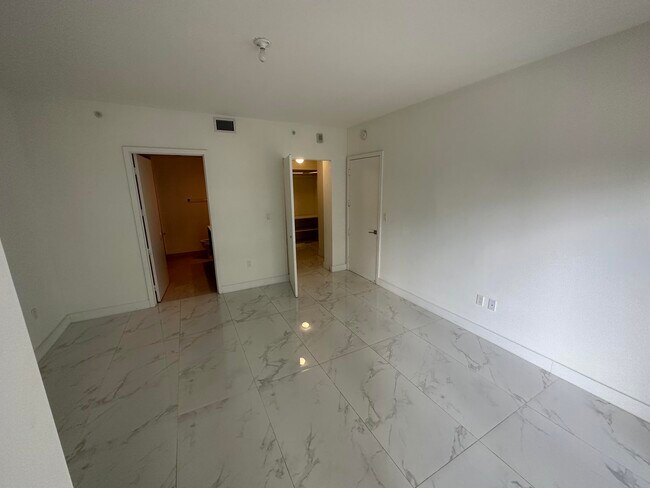 Building Photo - 488 NE 18th St