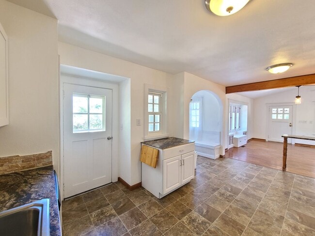 Building Photo - $2,200- 4 Bed / 2 Bath House on an Almost Acre Lot in Spokane Valley