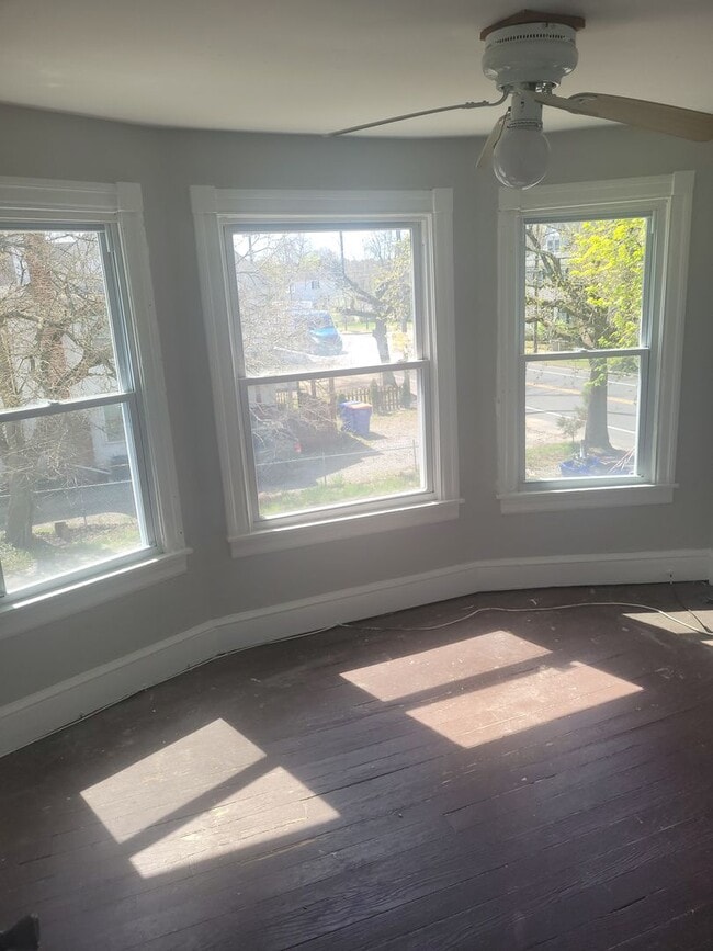Building Photo - 3 bedroom, 1 bathroom Townhouse--Ready for...