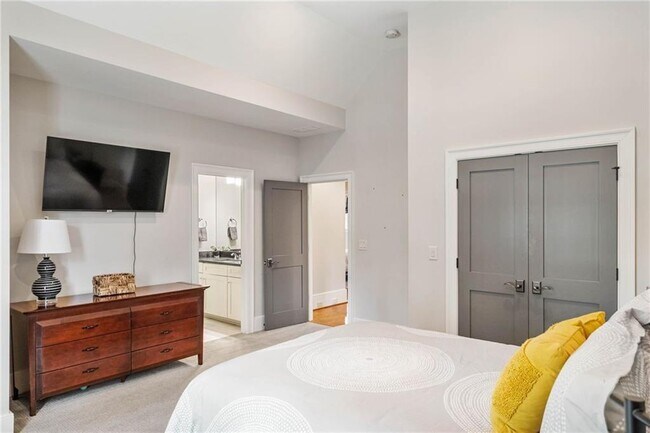 Building Photo - 5265 Peachtree Dunwoody Rd NE