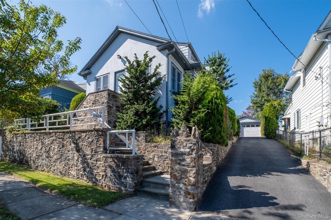 Primary Photo - 1306 Henry Ave