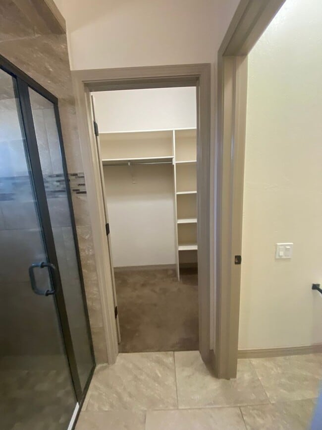 Building Photo - Beautiful 4 Bedroom, 3 Bathroom Home! Avai...