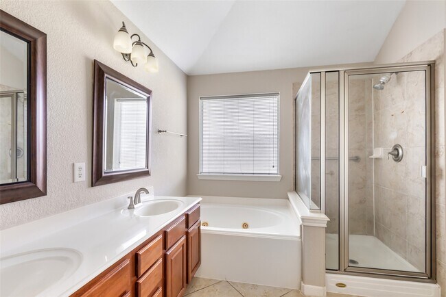 Building Photo - 20787 Oakhurst Park Dr