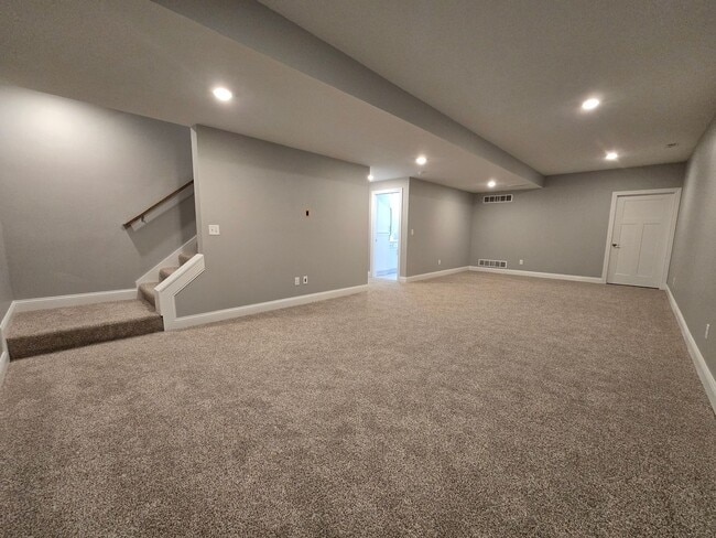 Building Photo - 6 Bedroom Home in Brookridge Estates