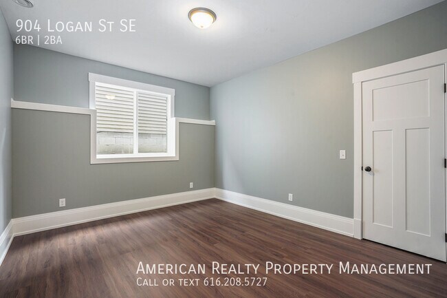 Building Photo - 904 Logan St SE