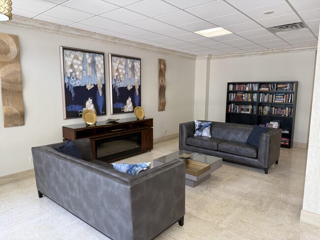 Building Photo - 305 N Pompano Beach Blvd