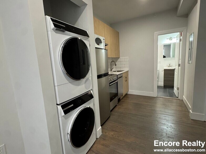 Building Photo - 270 Newbury St