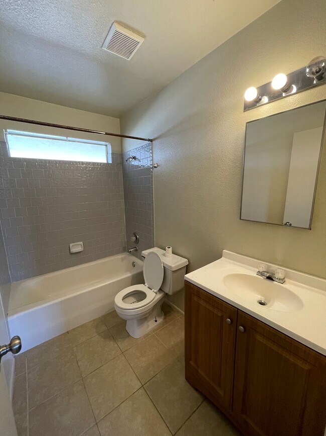 Building Photo - 4 bedroom Home in Yuma Valley for Rent!