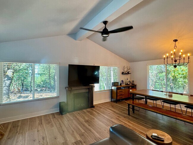 Building Photo - 4425 Sierra Springs Dr