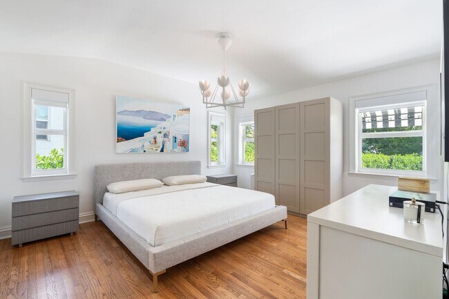 Building Photo - 634 W 47th St