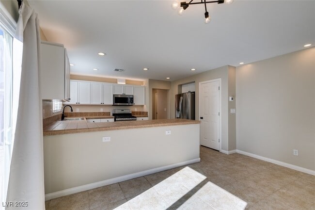 Building Photo - 25 Precipice Ct