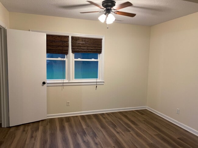 Building Photo - Cottage home, 5 minutes to Wrightsville Be...