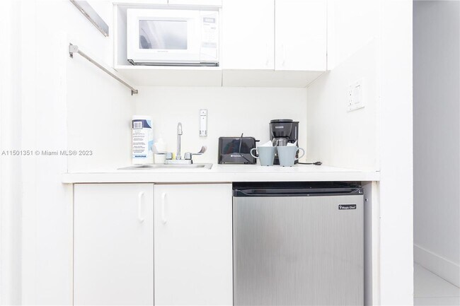 Building Photo - 5445 Collins Ave