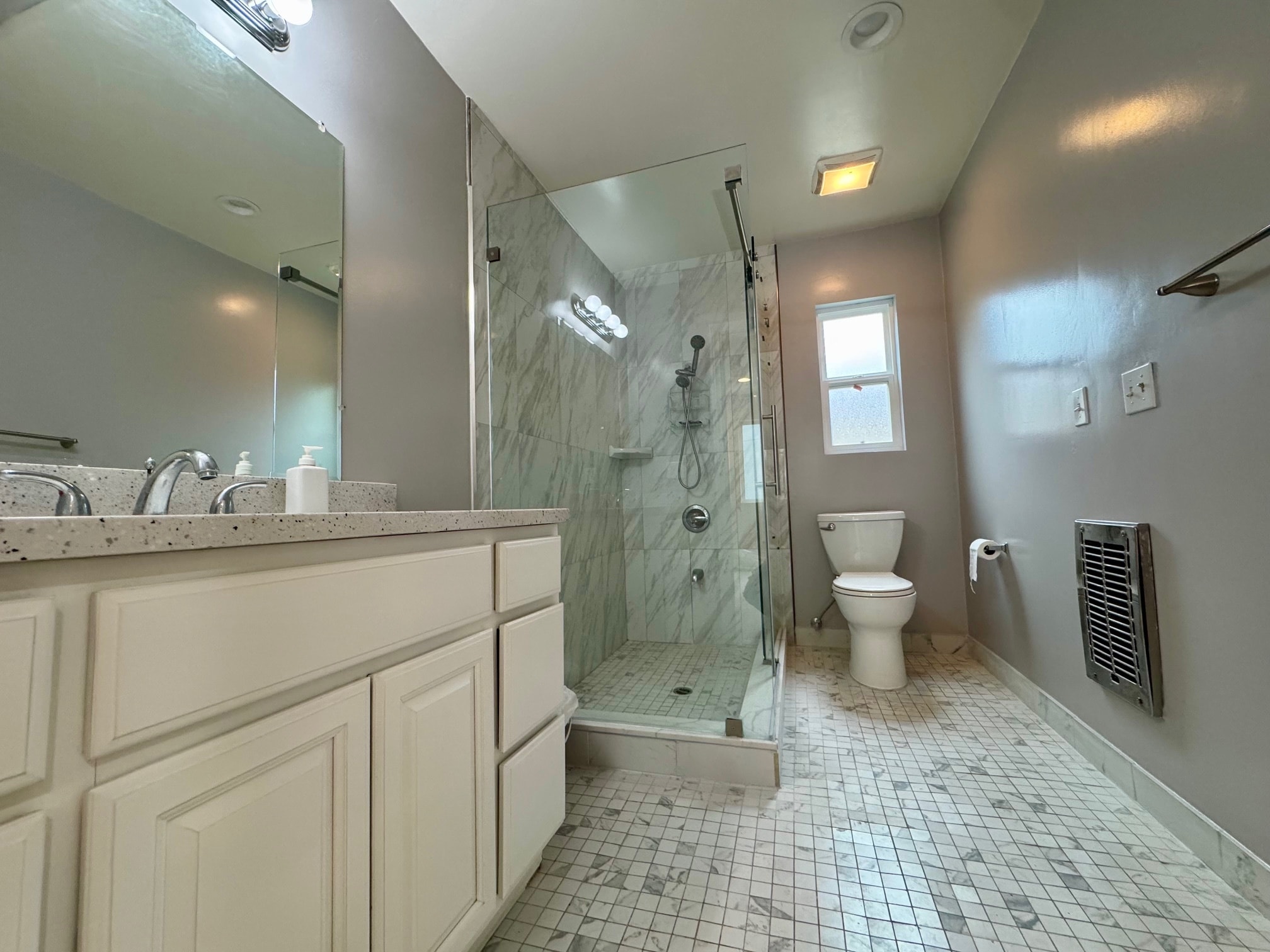 Common Bath - 2245 Meadowvale Ave