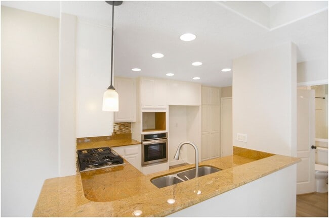 Building Photo - Tennis Villas 2 Bedroom Condo!