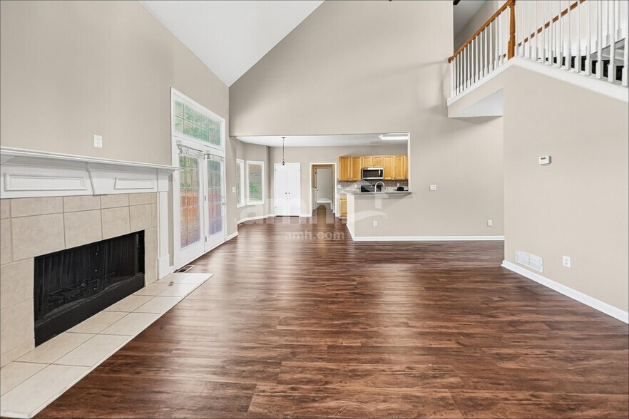 Building Photo - 2420 Queensboro Ln