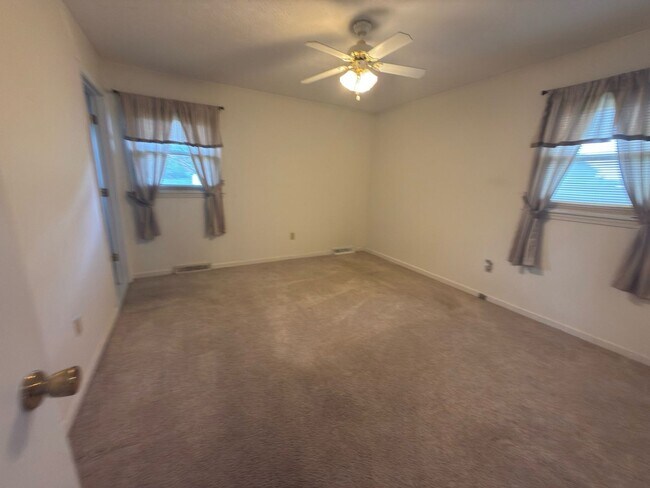 Building Photo - Spacious three bedroom, two bathroom with ...