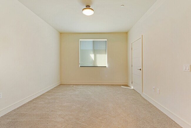 Building Photo - 94- #4 N. Oakview Drive