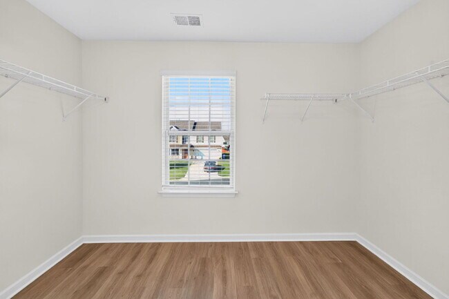 Building Photo - Expansive 4-bedroom, 3.5-bathroom single-family home boasts 3,150 sq. ft.