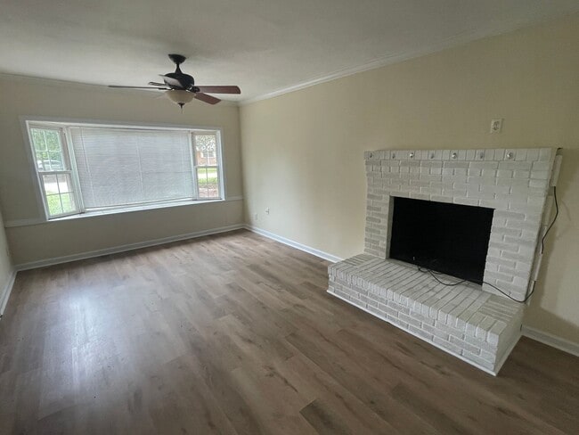 Building Photo - 346 Lancaster Rd