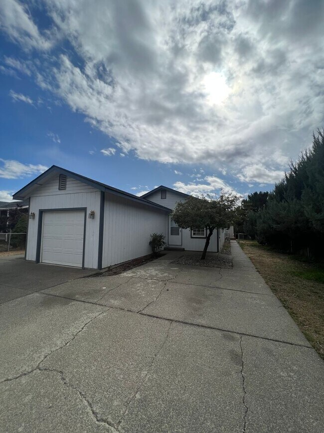Building Photo - 810 E White Birch Ave