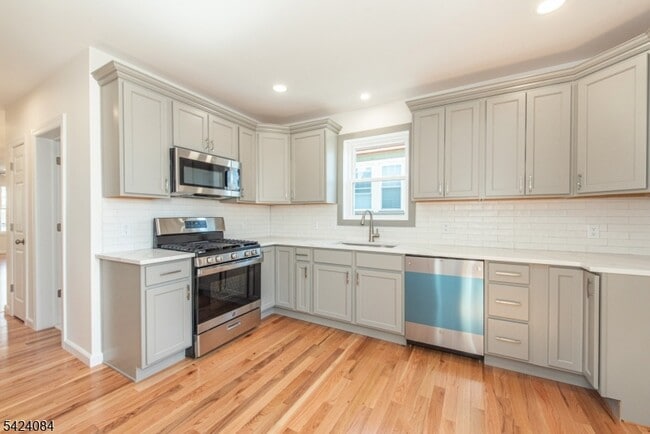 Building Photo - 39 Beekman St