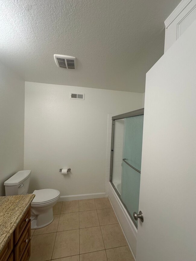 Building Photo - Condo, ready for move-in!