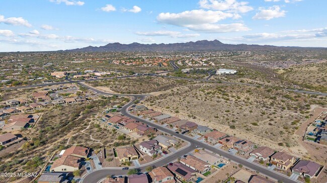 Building Photo - 1009 E Silver Ray Dr