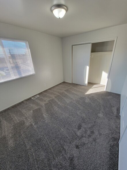 Building Photo - 586 Tiffany Town Dr