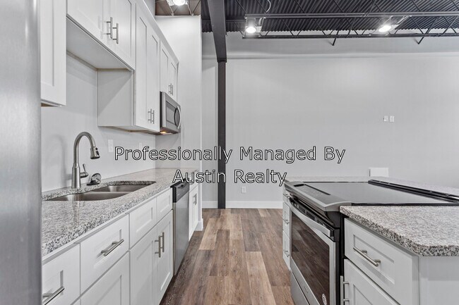 Building Photo - 4650 Hampton Ave