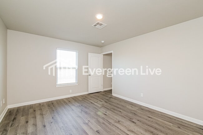 Building Photo - 1600 Maroon Dr