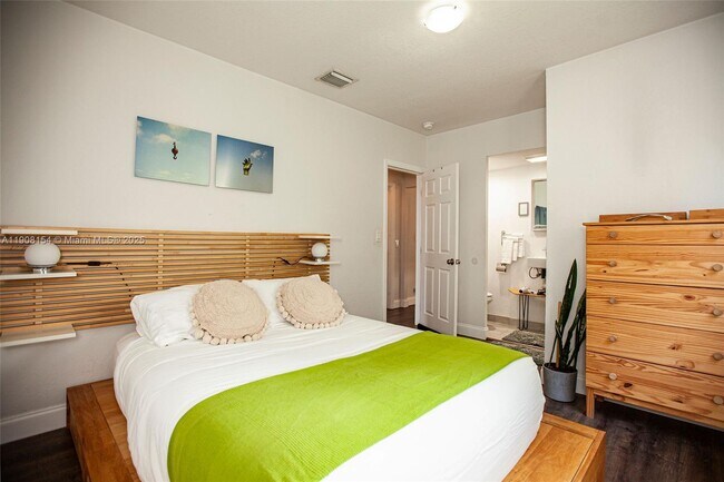 Building Photo - 1050 NW 46th St