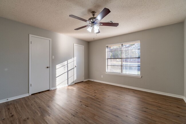 Building Photo - ** Move-In Special ** Beautiful 3 Bed 2 Ba...