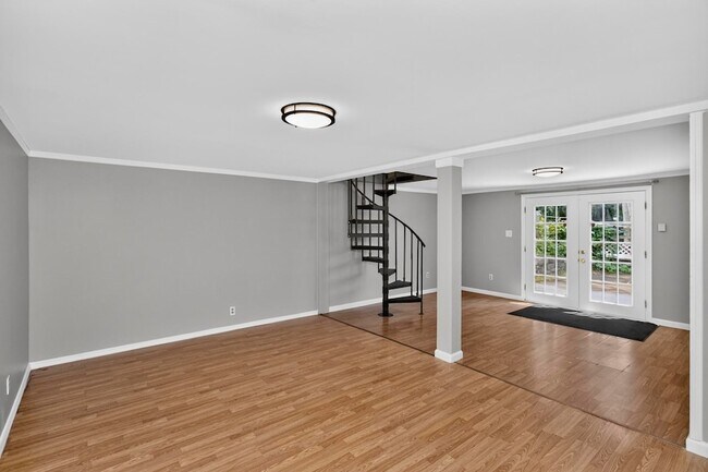 Building Photo - 261 Eisenhower Dr