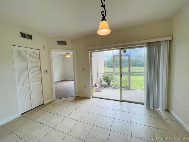 Building Photo - 1055 Golden Lakes Blvd