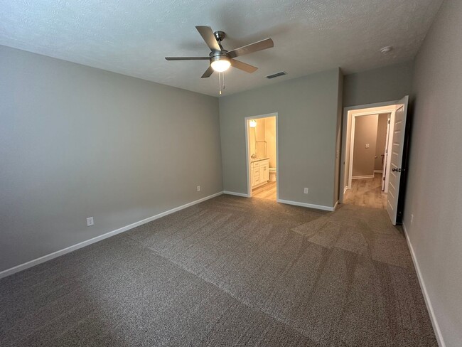 Building Photo - Brand New Townhome In Shelbyville - MOVE I...