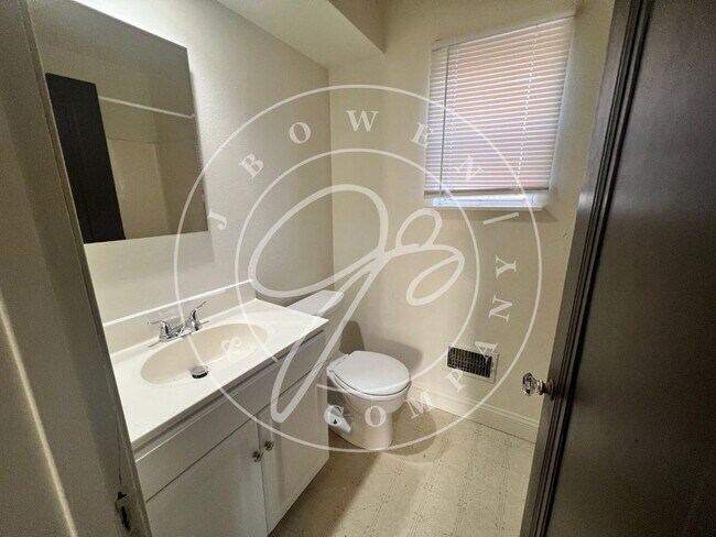 Building Photo - 3-Bedroom Home in West Toledo with spacious kitchen.